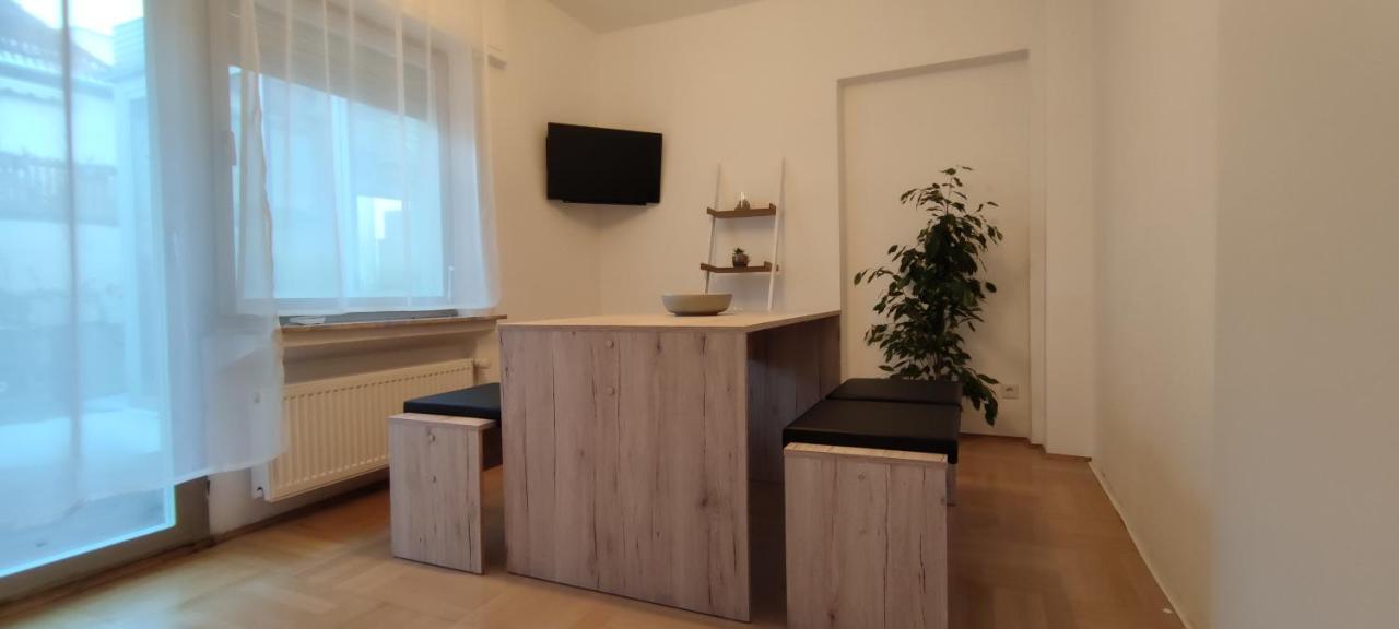 Schoene Und Optimal Gelegene Wohnung Weisskirchen Luaran gambar